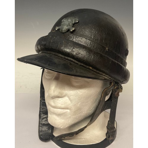 5236 - A late WW2 Italian fascist MVSN/GNR ‘Leonessa’ Armoured ‘M’ Group leather motorcyclist’s helmet, wit... 