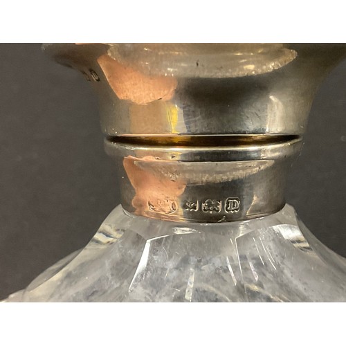 5045 - A George V silver mounted hobnail-cut glass scent bottle, Birmingham 1928