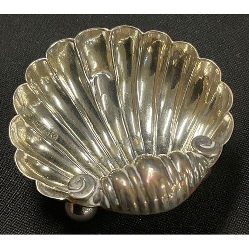 5047 - A pair of Edwardian silver shell shaped salts, Birmingham 1904