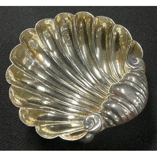 5047 - A pair of Edwardian silver shell shaped salts, Birmingham 1904