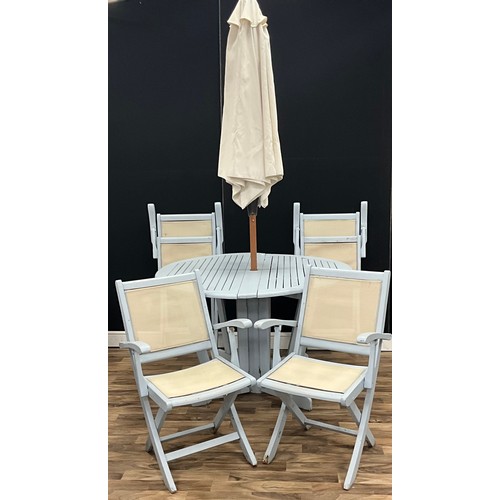 115 - Garden furniture - a circular table with parasol and four folding deck chairs, (6)