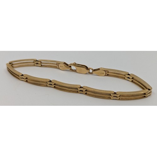 302 - A 9ct gold three bar design bracelet, 
stamped 