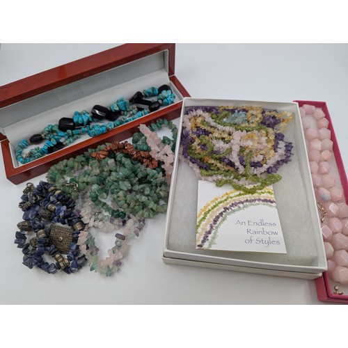 303 - A selection of semi-precious gemstone jewellery, 
to include a sodalite tumbled stone and unmarked w... 