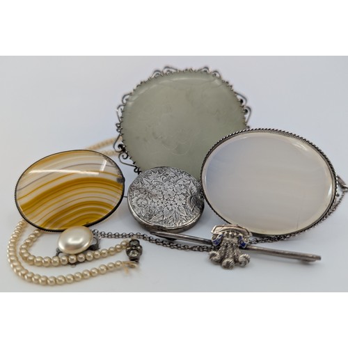 309 - A selection of silver and unmarked white metal jewellery,
to include an unmarked white metal mounted... 