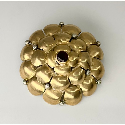 323 - A middle eastern tested between 14ct-18ct gold garnet set brooch, 
with inset approx. 3.7mm round ol... 