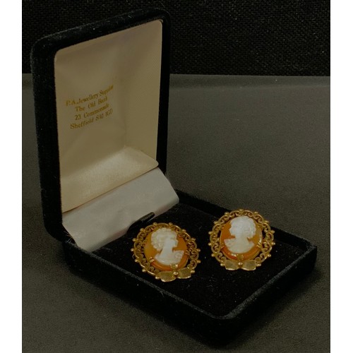 322 - A pair of 9ct gold mounted oval cameo brooches, as maidens (one with broken pin) Birmingham 1992, 8.... 