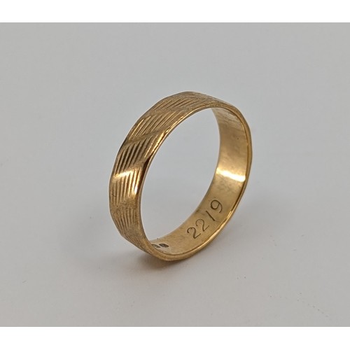 350 - A 9ct gold patterned wedding band, 
approx. 4.5mm wide, hallmarked 