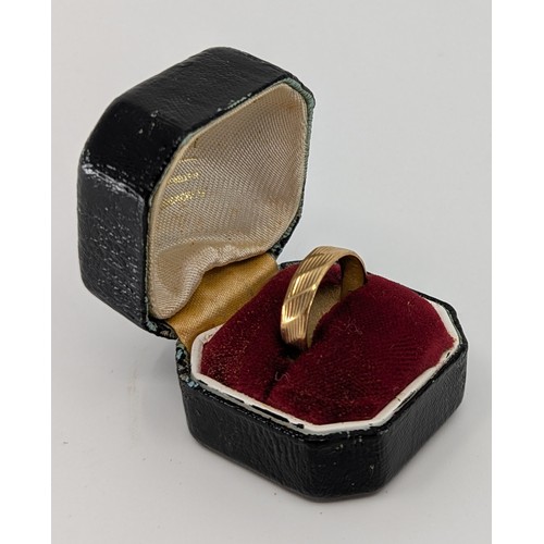 350 - A 9ct gold patterned wedding band, 
approx. 4.5mm wide, hallmarked 