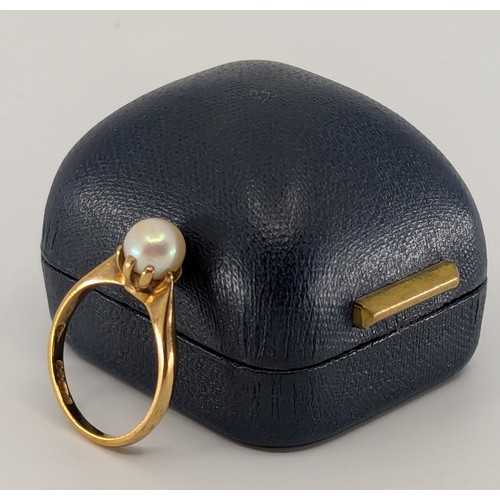 353 - A 9ct gold cultured pearl set dress ring, 
set with an approx. 6.8mm round cultured pearl with pink ... 