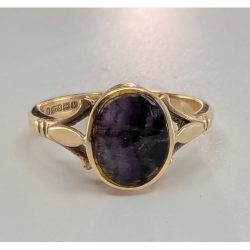 337 - A 9ct gold mounted oval blue john set ring,
set with an approx. 9.6mm length x 7.6mm max width oval ... 