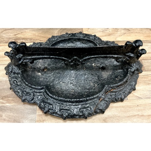 230A - A 19th century cast iron boot scraper, razor bar top, scrolling quatrefoils base, 13cm high, 39cm wi... 