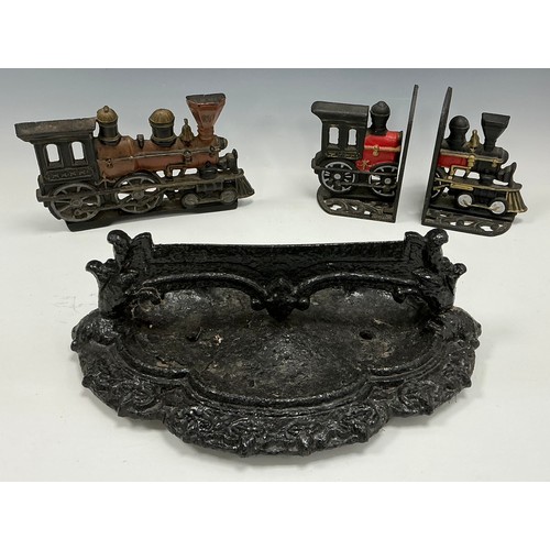 230A - A 19th century cast iron boot scraper, razor bar top, scrolling quatrefoils base, 13cm high, 39cm wi... 