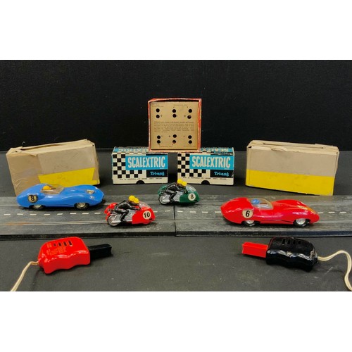 73 - Scalextric - Slot car racing - Typhoon Motobike and side cars, MM B1, reg and green examples, both b... 