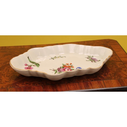 148 - A Worcester lobed shaped hexagonal spoon tray, decorated in polychrome, with flowers, gilt line rim,... 