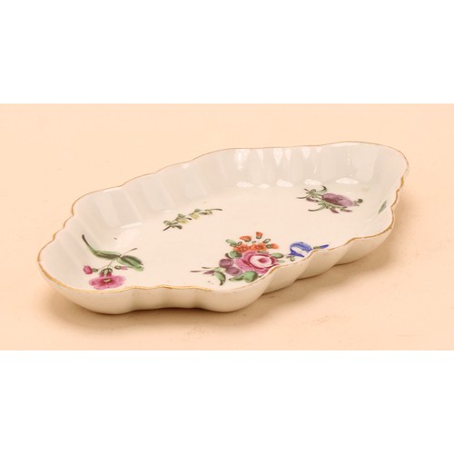 148 - A Worcester lobed shaped hexagonal spoon tray, decorated in polychrome, with flowers, gilt line rim,... 