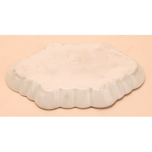 148 - A Worcester lobed shaped hexagonal spoon tray, decorated in polychrome, with flowers, gilt line rim,... 