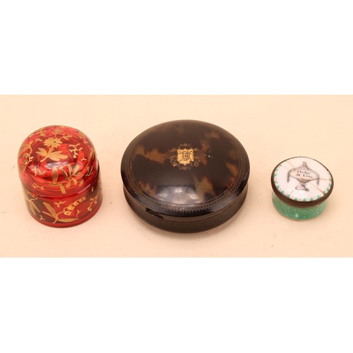 286 - A George III tortoise shell circular box and cover, inlaid with a central gold shield shaped cartouc... 