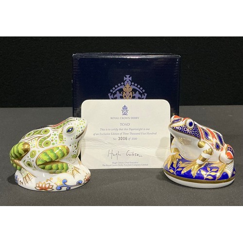 32 - A Royal Crown Derby paperweight, Toad, exclusive limited edition 3,006/3,500, gold stopper, 7.5cm hi... 