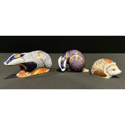 40 - A Royal Crown Derby paperweight, Woodland badger, silver stopper,16cm long; others, Badger, silver s... 
