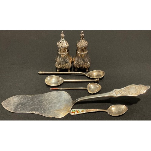 82 - A pair of German silver pepperettes, stamped 925, Halbmond und Reichskrone German marks, 80.2g; 800 ... 