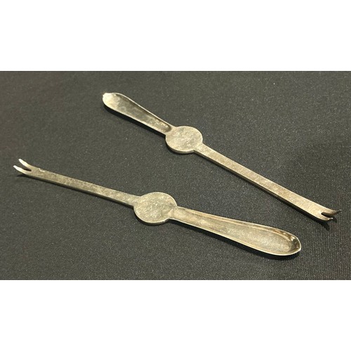 85 - A pair of George V silver lobster picks, Goldsmiths & Silversmiths Co Ltd, Sheffield 1930, 19.3cm lo... 