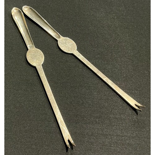 85 - A pair of George V silver lobster picks, Goldsmiths & Silversmiths Co Ltd, Sheffield 1930, 19.3cm lo... 