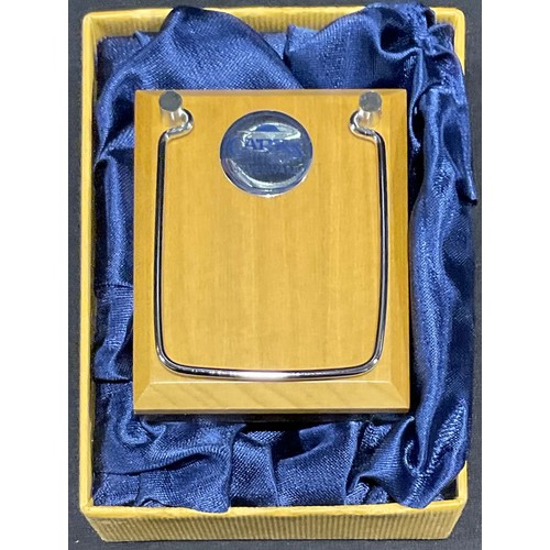 87 - An Elizabeth II silver desk clock, R Carr, Sheffield 2000, boxed