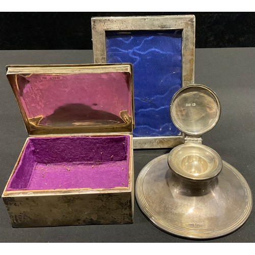 88 - An early 20th century silver inkwell, marks worn, Walker & Hall, Sheffield c.1910, wooden base, 12.7... 