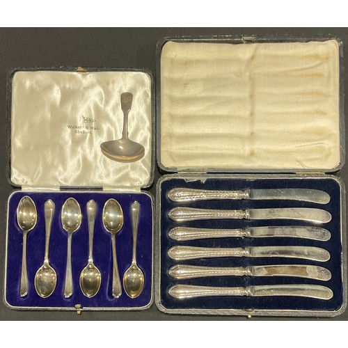 92 - A George IV silver caddy spoon, John, Henry & Charles Lias, London 1827; cased set six silver tea sp... 
