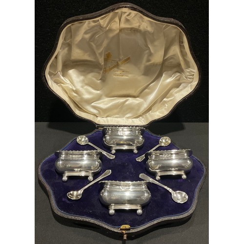 93 - A Victorian silver four piece table salt and spoon set, Chester 1895, 172g total silver weight, fitt... 