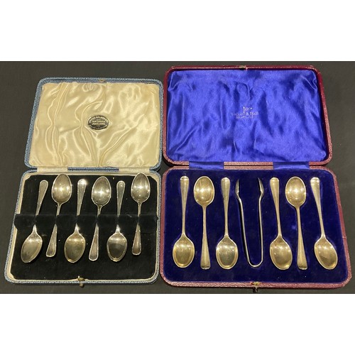 94 - A set of six George V silver rat tail pattern teaspoons and sugar bows en suite, Walker & Hall, Shef... 