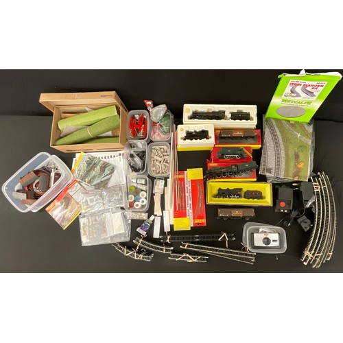 7338 - Hornby Model Railways - R2233 GWR 4-6-0 King Class ‘King Stephen’, boxed; another R450 L.M.S. 4-4-0 ... 