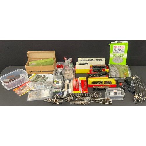 7338 - Hornby Model Railways - R2233 GWR 4-6-0 King Class ‘King Stephen’, boxed; another R450 L.M.S. 4-4-0 ... 