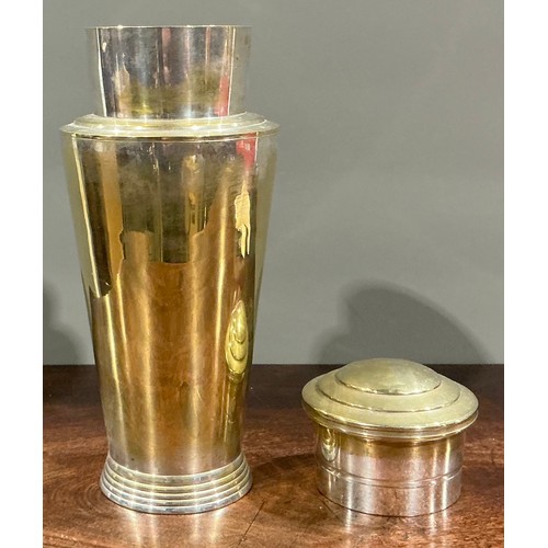 39 - An Art Deco E.P.N.S. cocktail shaker, designed by Keith Murray (New Zealand (1892 - 1981), 25cm high
