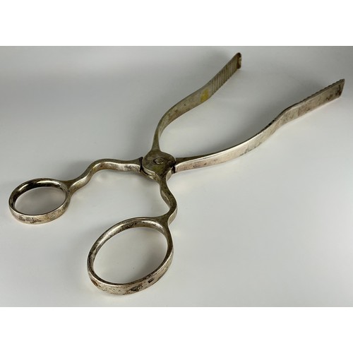 15 - A pair of George III Irish silver serving or asparagus tongs, quite plain, 25cm long, maker DK, poss... 