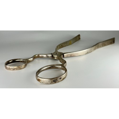 15 - A pair of George III Irish silver serving or asparagus tongs, quite plain, 25cm long, maker DK, poss... 