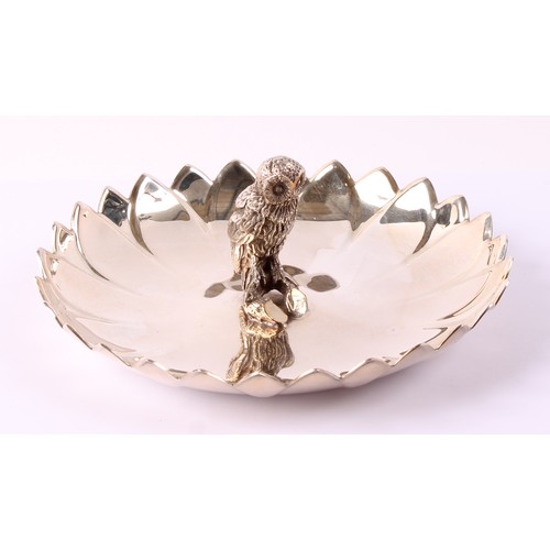 38 - An American E.P.N.S novelty nut dish, surmounted by an owl, lotus border, 18cm diam, Reed & Barton, ... 