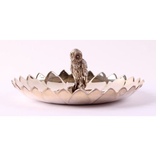 38 - An American E.P.N.S novelty nut dish, surmounted by an owl, lotus border, 18cm diam, Reed & Barton, ... 