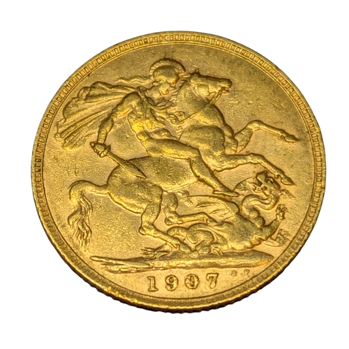 An Edward VII 22ct gold sovereign coin, 1907, London mint, 8g