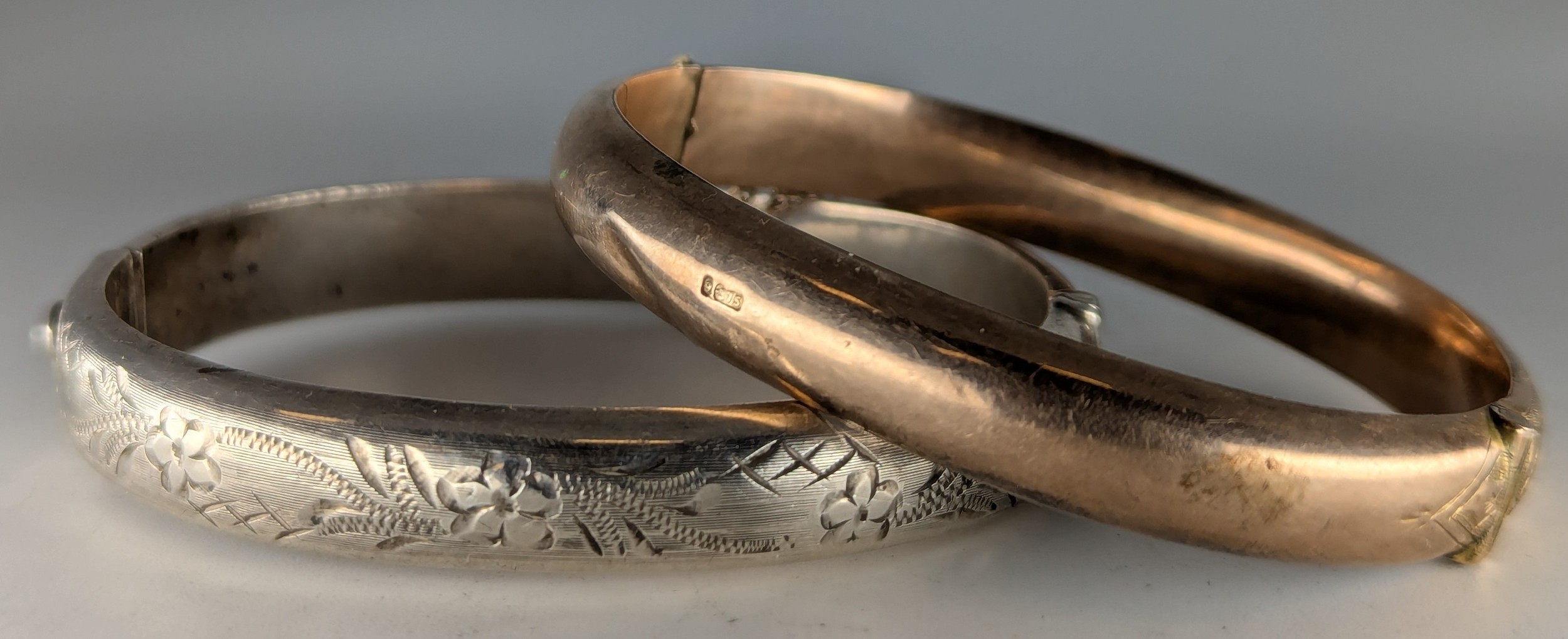 A 9ct gold hollow cast bangle, engraved and chased with leaves, 9.9g ...