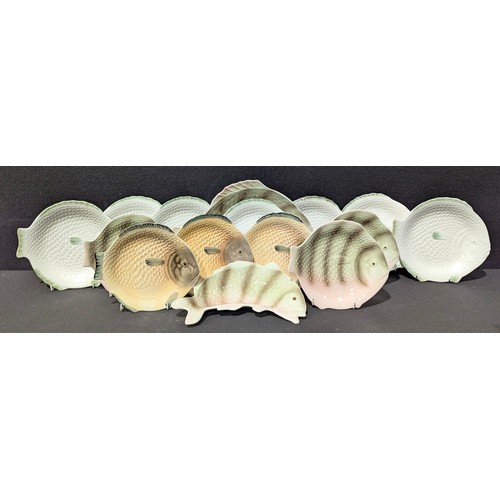 545 - A Shorter & Sons composed fish service for six, comprising large fish shaped serving platter, cresce... 