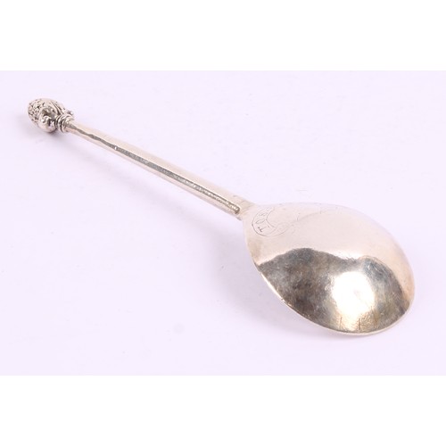 33 - An early 17th century Continental silver spoon, bud finial, 16.5cm long, dated 1614