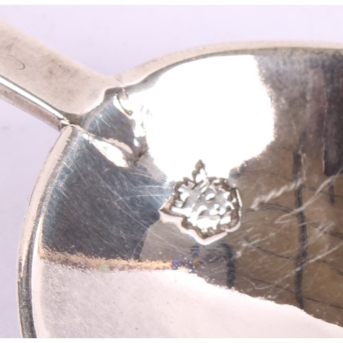 23 - A Charles II silver seal top spoon, 17cm long, maker R over W, London, c.1660