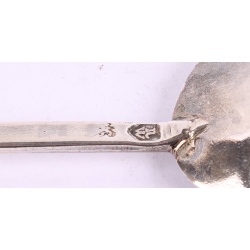 23 - A Charles II silver seal top spoon, 17cm long, maker R over W, London, c.1660