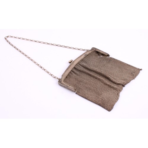 57 - An early 20th century white metal mesh evening purse, 17cm wide, apparently unmarked, c.1920