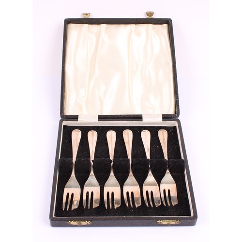 10 - A set of six George VI silver cake forks, 13.5cm long, Cooper Brothers & Sons, Sheffield 1940, 142g