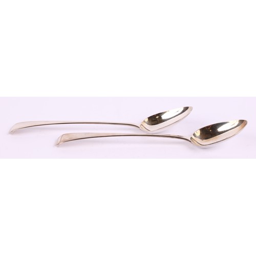 29 - A pair of George III silver Old English pattern basting spoons, 29cm long, Peter Ann and William Bat... 