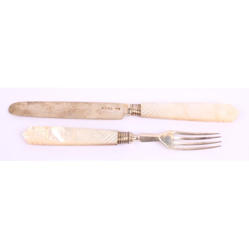 32 - A William IV silver travelling knife and fork, fluted and anthemion carved mother of pearl handles, ... 