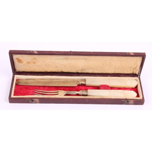 32 - A William IV silver travelling knife and fork, fluted and anthemion carved mother of pearl handles, ... 