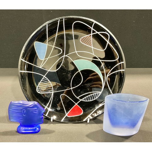 5037 - Art Glass - a Daum, France, blue frosted glass sculpture, Fassianos, as a stylised head, 9cm high, s... 